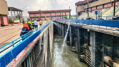 إصابة 3 أشخاص في حريق 3 محطات صرف صحي