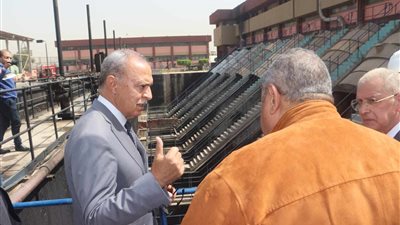 محافظ القليوبية ينتقل إلى موقع حريق 3 محطات صرف صحي