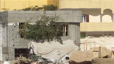 مطالب بإزالة مبنى خرساني داخل معابد الكرنك لمخالفته لقانون حماية الآثار.. ما قصته؟ 