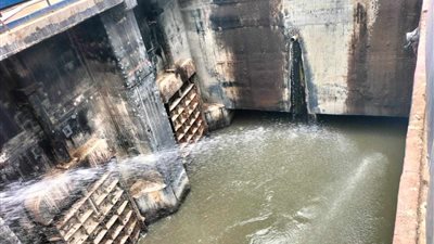 حصر بالأضرار التي لحقت بالمنازل والسيارات المحيطة بانفجار محطات الصرف الصحي 