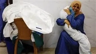 رجل يحمل والده على ظهره.. ‏مواقف مؤثرة يعيشها أهل غزة يوميًا