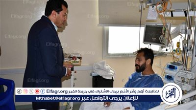وزير الرياضة يتحدث مع أحمد رفعت خلال زيارته بمستشفى وادي النيل للاطمئنان على حالته الصحية