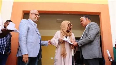 محافظ أسوان: تسليم مفاتيح 35 أسرة من متضرري السيول بعمارة الإغاثة 