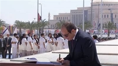 الرئيس السيسي يوقع في سجل الشرف بالنصب التذكاري بالعاصمة الإدارية الجديدة