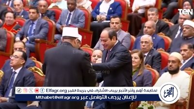 شاهد| وزير الأوقاف يُهدي الرئيس السيسى موسوعة 