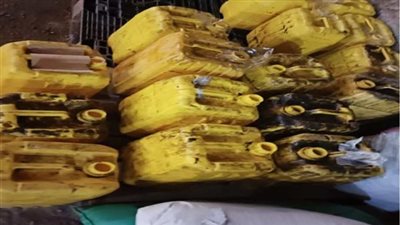 شرطة التموين تداهم مخزنا بداخله 100 كيلو مواد غذائية مجهولة المصدر فى بدر 