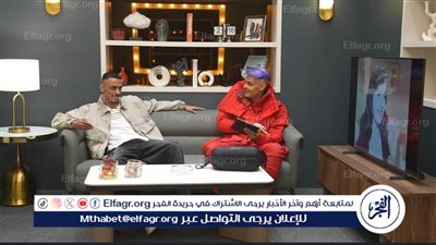 كزبرة يغازل المذيعة في كواليس حلقته ببرنامج 