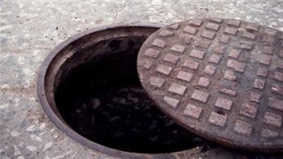 أقوال شاهد عيان في مصرع وإصابة عاملين سقطا داخل بيارة صرف صحي في منشأة القناطر