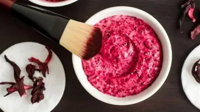 فوائد ماسك النشا بالكركديه للبشرة وطريقة تحضيره