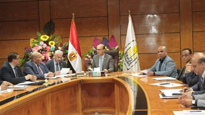 رئيس جامعة أسيوط يترأس اجتماع مجلس إدارة وحدة نقل التكنولوجيا المتكاملة
