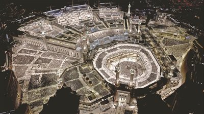 جموع المصلين يؤدون صلاتي العشاء والتراويح في المسجد الحرام في ليلة 27 من رمضان