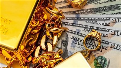 رجل إيراني يعثرعلى كمية من الذهب والدولارات تُقدّر قيمتها بنحو 20 مليار ريال إيراني.