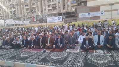 محافظ أسيوط يؤدي صلاة عيد الفطر المبارك بساحة أرض الملاعب أمام ديوان عام المحافظة