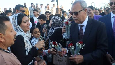 محافظ القليوبية يقدم الورود ويتبادل الصور التذكارية مع المواطنين احتفالا بعيد الفطر
