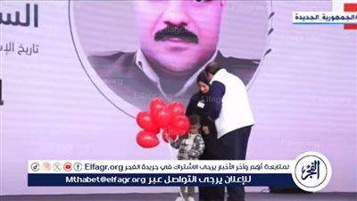 الرئيس الأب.. لفتة إنسانية لـ السيسي مع نجل أحد الشهداء باحتفالية عيد الفطر