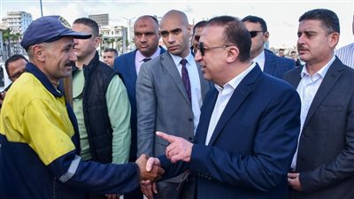 محافظ الإسكندرية يتفقد الكورنيش لتهنئة الأهالي في أول أيام عيد الفطر المبارك