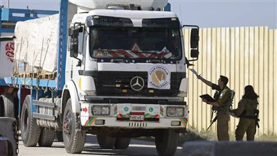 شاهد|دخول معدات المستشفى الميداني المصري من معبر رفح و266 شاحنة من كرم أبو سالم