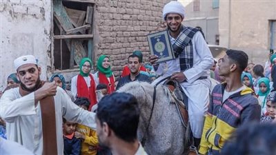 أهالي قرية عواجه بأسيوط يحتفلون بشاب تعافى من الإدمان وحفظ القرآن