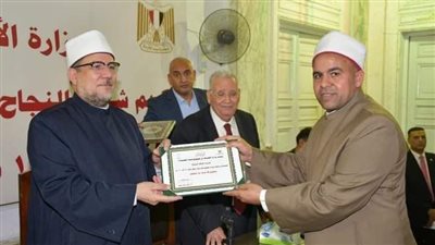 وزير الأوقاف يكرم وكيل أوقاف أسيوط لجهوده في خدمة الدعوة خلال شهر رمضان 