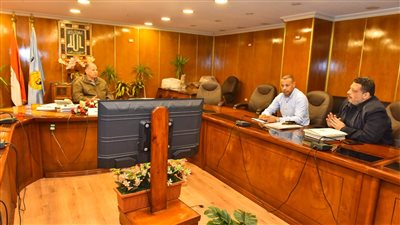 محافظ أسيوط يناقش معدلات الأداء بمنظومة تقنين أراضي أملاك الدولة