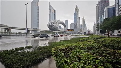 الإمارات..فيديو يرصد لحظات وصول العاصفة الماطرة إلى سماء دبي 