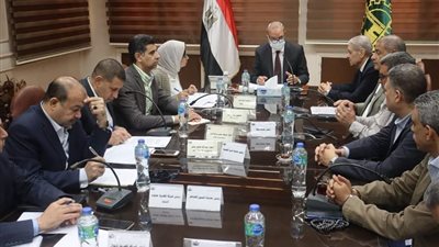 محافظ القليوبية يناقش آلية تنفيذ قرار رئيس مجلس الوزراء بشأن تحديد 