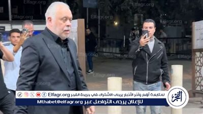 بتعمل فتنة.. أشرف زكي يهاجم محمد الباز بسبب جنازة صلاح السعدني (فيديو)