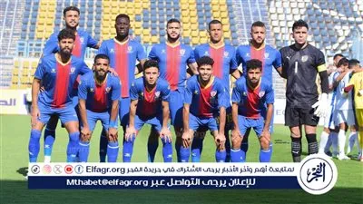 شاهد.. نجم بتروجت يُقبل قدم والدته بعد الصعود للدوري الممتاز
