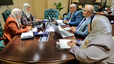 وزيرة التضامن تجتمع بقيادات قطاع الحماية الاجتماعية بالوزارة لمتابعة مشروع صكوك أضاحي الإطعام 