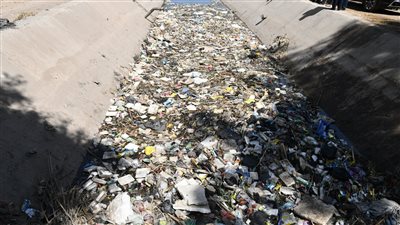 خلال جولته الميدانية بفرشوط.. محافظ قنا يوجه بتطهير ترعة الكوم الأحمر بقرية العسيرات