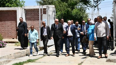 محافظ قنا يتفقد أعمال إحلال وتجديد محطة مياه الشرب والصرف الصحي بقرية بركة