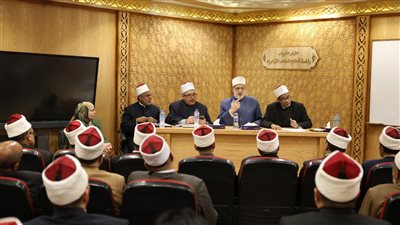 وكيل الأزهر ورئيس قطاع المعاهد يجتمعان برؤساء المناطق لبحث استعدادات امتحانات النقل