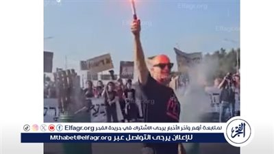 شاهد| عائلات المحتجزين الإسرائيليين يقطعون طرقا في تل أبيب بالحاويات المشتعلة