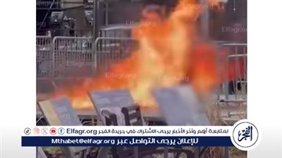 شاهد| رجل يضرم النار في نفسه خارج قاعة محاكمة ترمب بنيويورك