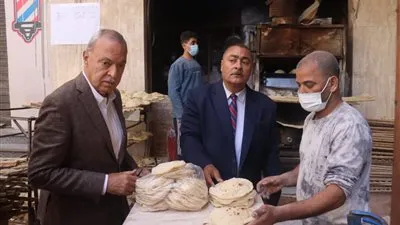 محافظ القليوبية يتابع تطبيق قرار تخفيض أسعار رغيف الخبز السياحي (صور)