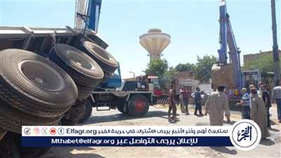 تفاصيل حادث انقلاب سيارة نقل ثقيل محملة بالأسمنت بقرية المعصرة في الدقهلية