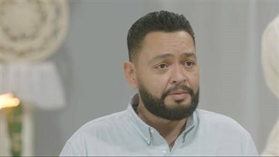 أحمد رزق وأبناء محمود عبد العزيز يستقبلون عزاء صلاح السعدني برفقة نجله