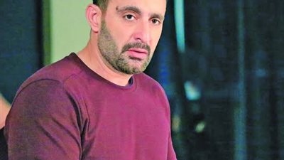 أحمد السقا أول الحاضرين في عزاء صلاح السعدني