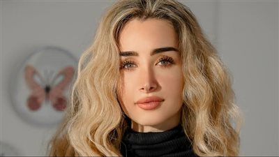 بملامح الحزن.. هنا الزاهد تواسي أحمد السعدني في وفاة والده