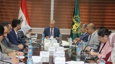 محافظ القليوبية يناقش إنشاء شركة مساهمة لإدارة جمع ونقل المخلفات