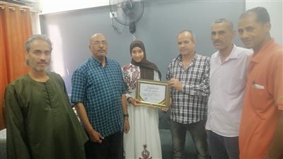 بعد محاضرات عن الأمن الالكتروني.. طالبة تكرم مدير إدارة أمن تعليم قوص