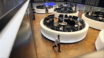 الأسهم الأوروبية تتراجع بعد أرباح باهتة وضعف بيانات الاقتصاد الأمريكي