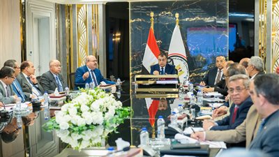 وزير الإنتاج الحربي يتابع موقف موازنة شركات ووحدات الإنتاج الحربي 