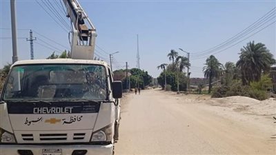 حملات مكثفة لتمهيد الطرق والنظافة وصيانة كشافات الكهرباء بمركز صدفا بأسيوط
