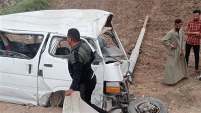 وفاة شخصين وإصابة 12 في حادث تصادم سيارة ميكروباص بثلاثة أعمدة إنارة بأسيوط