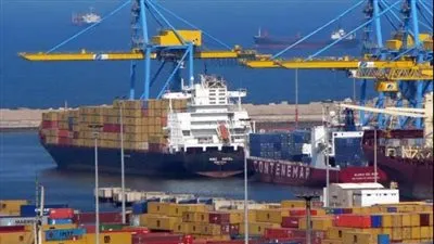 تداول 42 سفينة حاويات وبضائع عامة بميناء دمياط