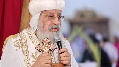 البابا تواضروس يصلي 