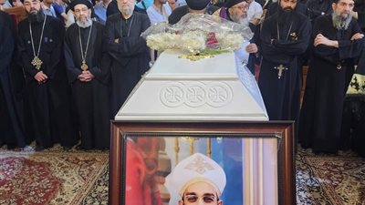 مطران سوهاج يترأس صلاة جناز القس سيرافيم جميل