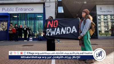 أول عملية من نوعها.. بريطانيا ترحل طالب لجوء إلى رواندا