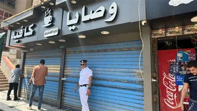 غلق وتشميع 3 مقاهى للتعدي على الطريق العام في الجيزة (صور)